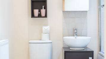 Apartment, Private Bathroom, Courtyard View | Bathroom