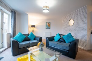 Apartment, Private Bathroom, Courtyard View | Lounge