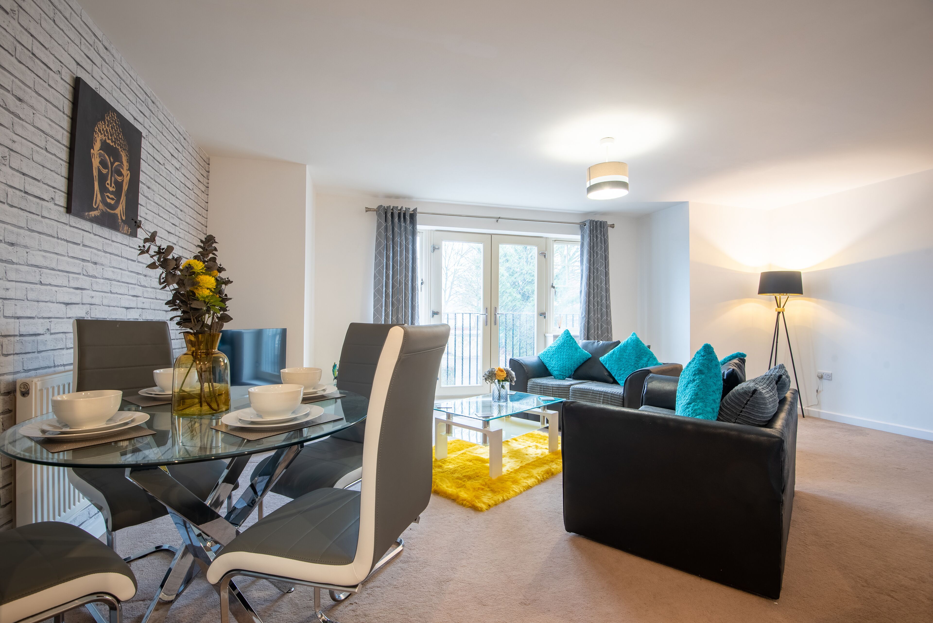 Apartamento, baño privado, vistas al patio | Salón