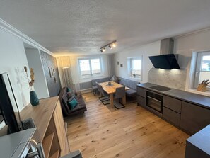 Fridge, microwave, oven, stovetop - Description (Schwendau)