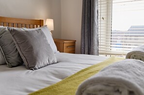 House | 3 bedrooms, free WiFi, bed sheets - River House with parking (Swansea)