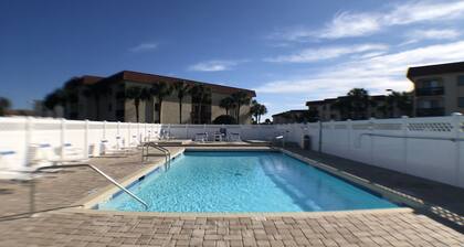 St Augustine Beach Island Escape 2 bed,2 bath,1st floor condo steps to the beach