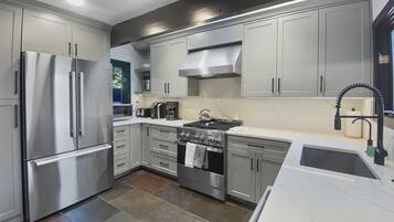 House, 4 Bedrooms | Private kitchen | Stovetop, electric kettle