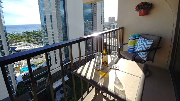 Outdoor dining - Waikiki - It's all about the Ocean View (honolulu)
