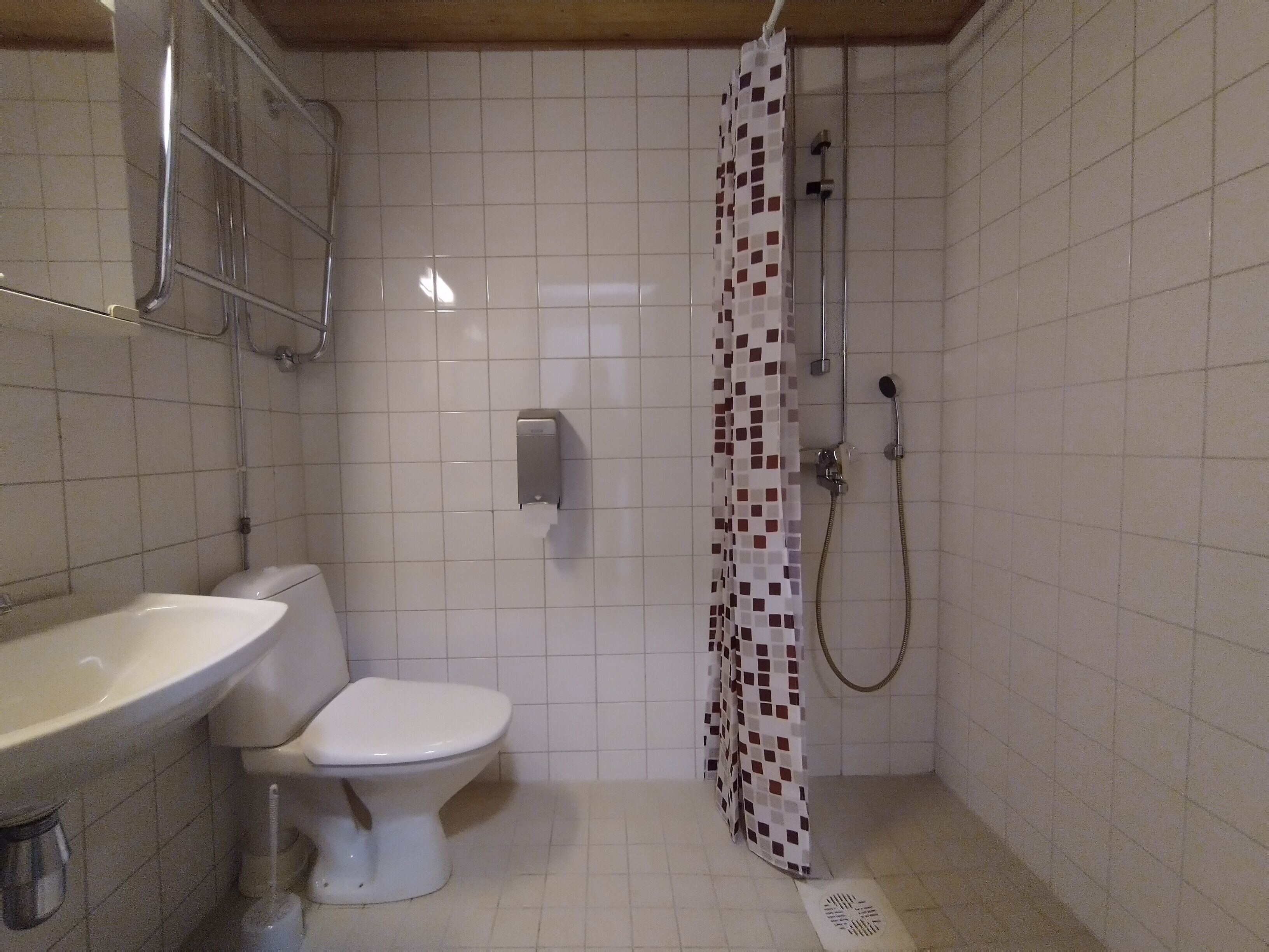 triple room | bathroom | shower, towels, soap, shampoo