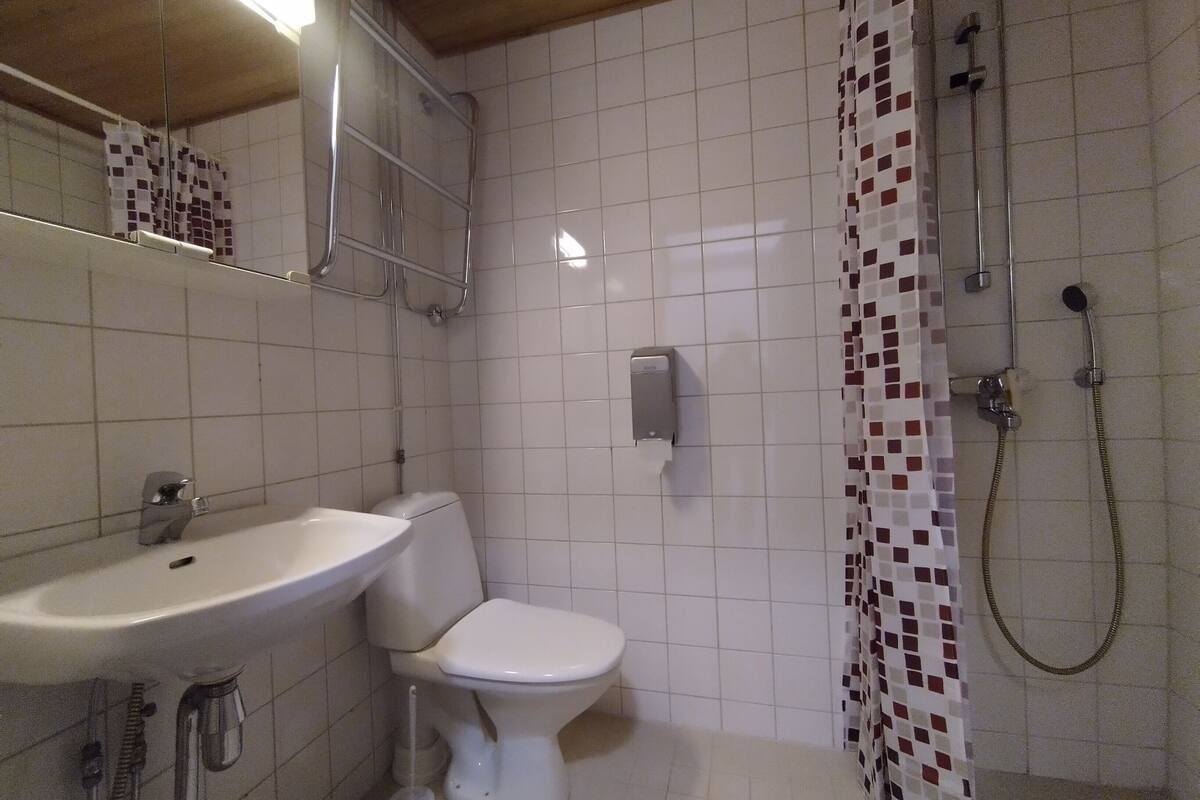 family room | bathroom | shower, towels, soap, shampoo