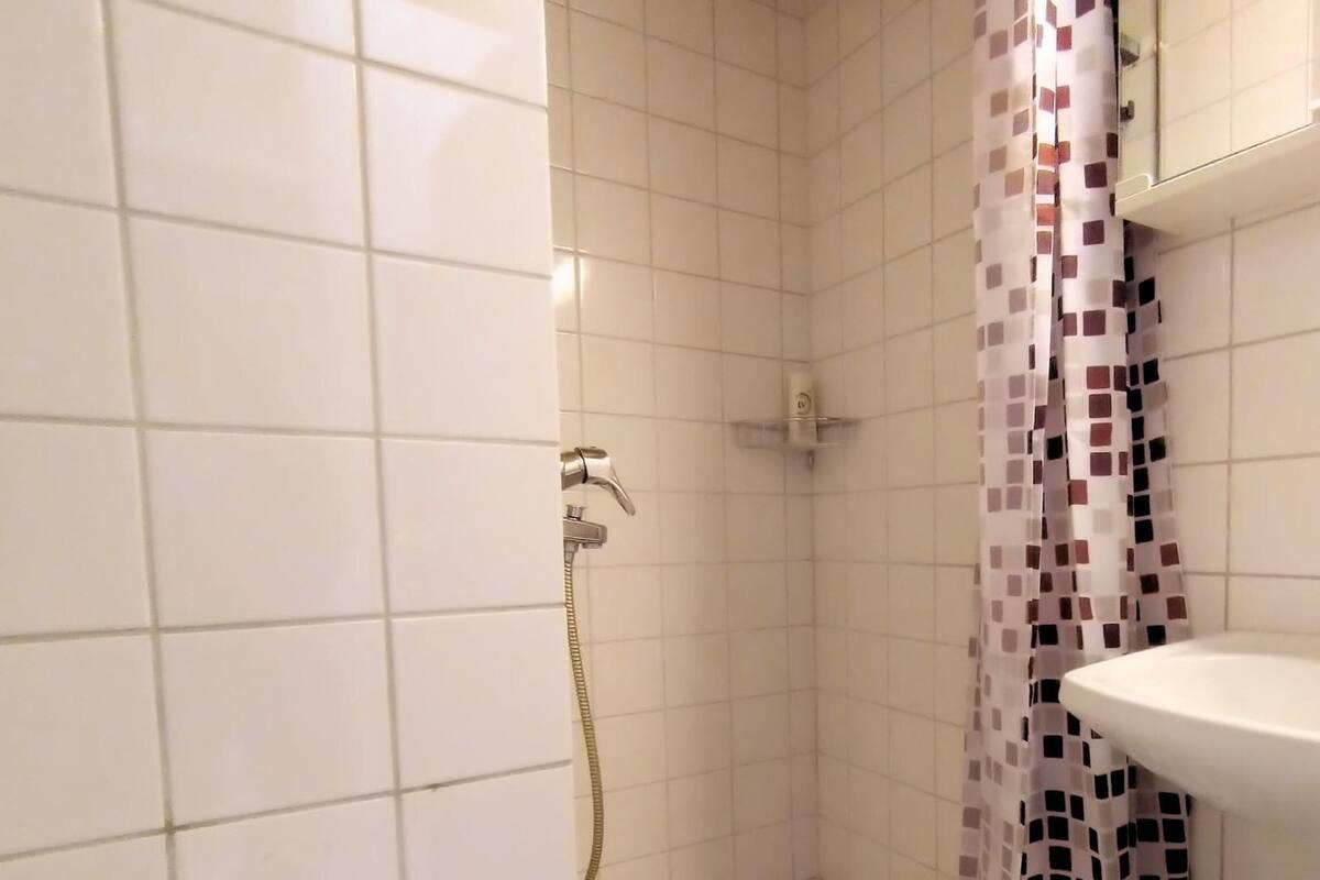 shower, towels, soap, shampoo