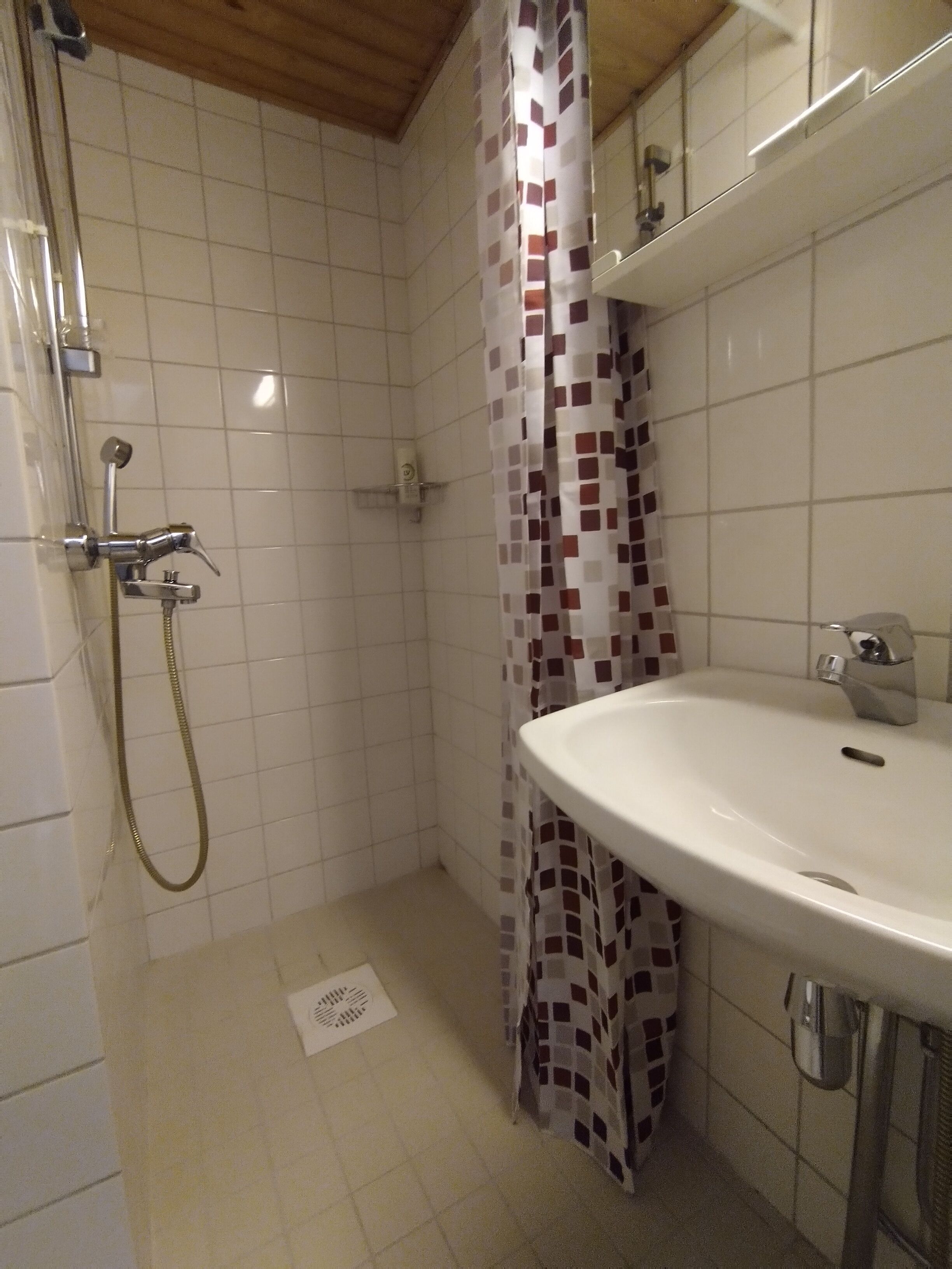 quadruple room | bathroom | shower, towels, soap, shampoo