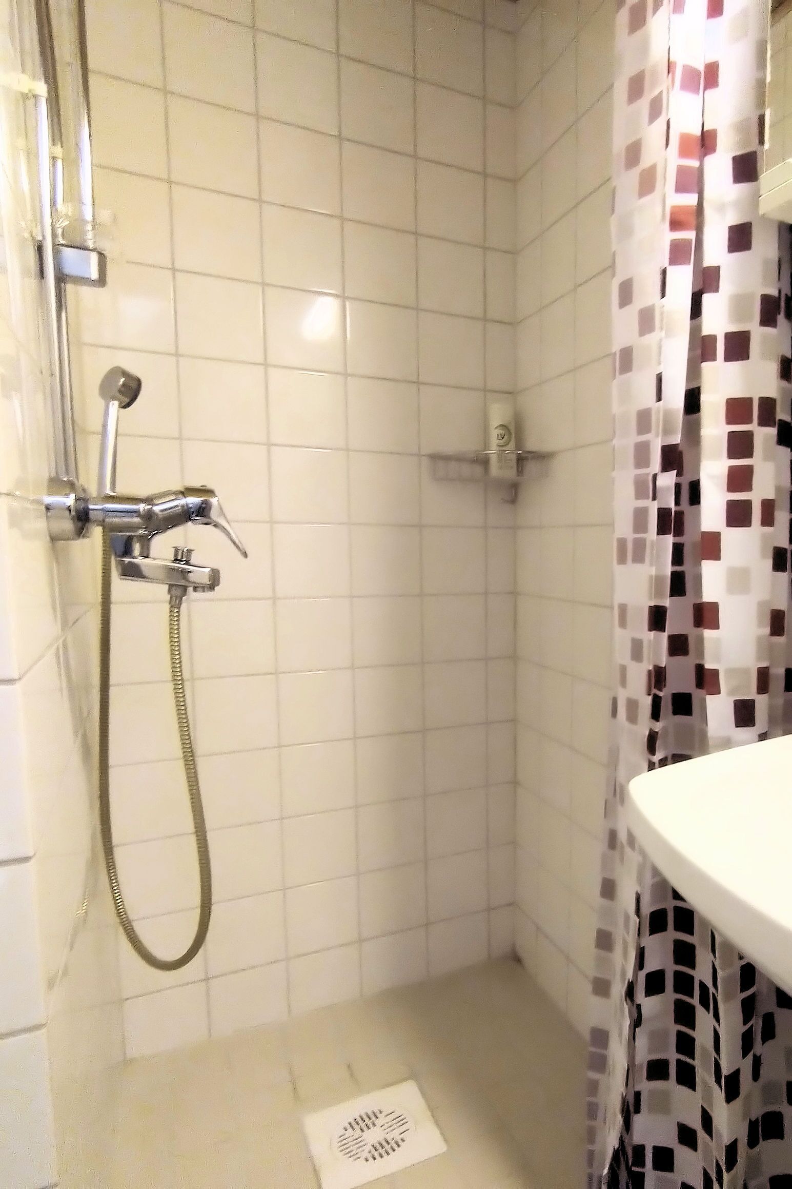 twin room | bathroom | shower, towels, soap, shampoo