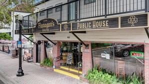 Un bâtiment sur lequel on peut lire l’inscription « Flanagan’s Public House Irish Pub » et qui est doté d’un symbole indiquant qu’il est accessible aux personnes à mobilité réduite.