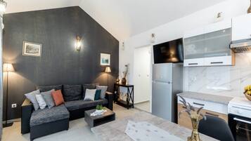 Ferienhaus (Two Bedroom Holiday Home with Swimmin) | Wohnzimmer | 25-Zoll-Flachbildfernseher mit Satellitenempfang, Fernseher