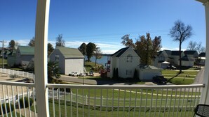 Un quartier résidentiel avec des maisons, un ciel dégagé et une pelouse verdoyante.
