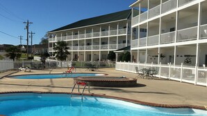 Un hôtel doté d'une piscine, de nombreux balcons et d'espaces extérieurs aménagés pour se détendre.