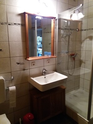 Dusche, Haartrockner, Handtücher, Seife