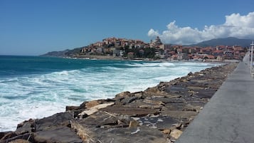 Una spiaggia nelle vicinanze, lettini da mare