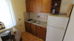 Refrigerador, microondas, placa de cocina, cafetera/tetera