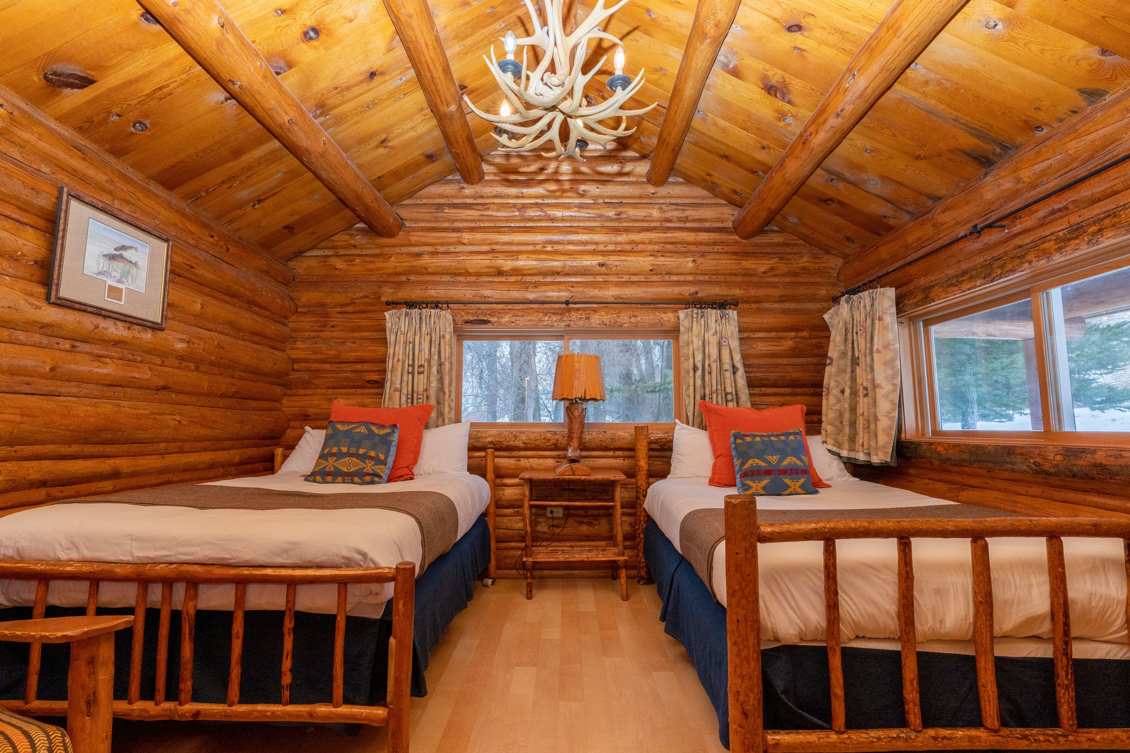Beautiful River Side Ranch Cabin. Sauna, bar, lodge, and game room. Cabin 2