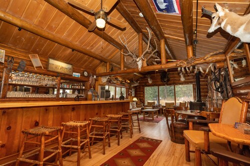Beautiful River Side Ranch Cabin. Sauna, bar, lodge, and game room. Cabin 2