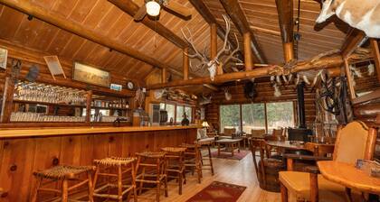 Beautiful River Side Ranch Cabin. Sauna, bar, lodge, and game room. Cabin 2