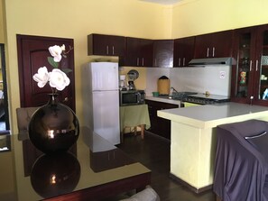 Fridge, microwave, oven, stovetop - 5 minutes to the Downtown! Family-sized condo (Tequila)