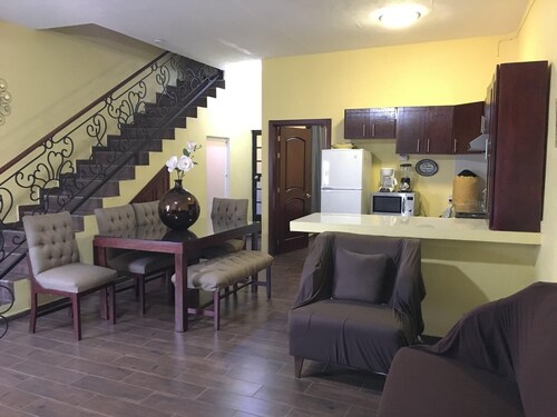 5 minutes to the Downtown! Family-sized condo