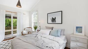 4 bedrooms, iron/ironing board, WiFi, bed sheets