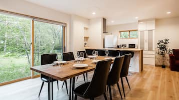 Chalé, 3 quartos, 2 banheiros, ao lado da montanha | Sala de jantar