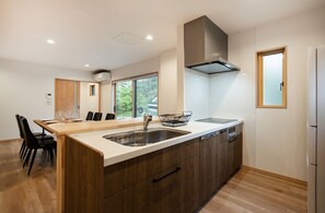 Chalet, 3 Schlafzimmer, 2 Bäder, Bergseite | Eigene Küche | Großer Kühlschrank, Mikrowelle, Herdplatte, Geschirrspüler