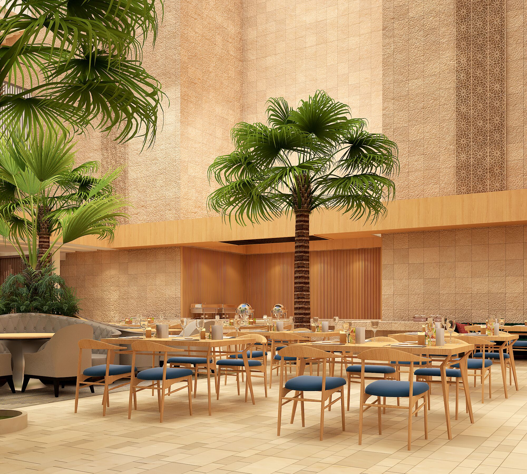 Un vaste espace de restauration intérieur, doté de nombreuses tables et chaises, d’un palmier central et d’un mur à motifs géométriques.
