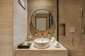 Shower, free toiletries, hair dryer - Lemon Tree Premier Vijayawada (Vijayawada)