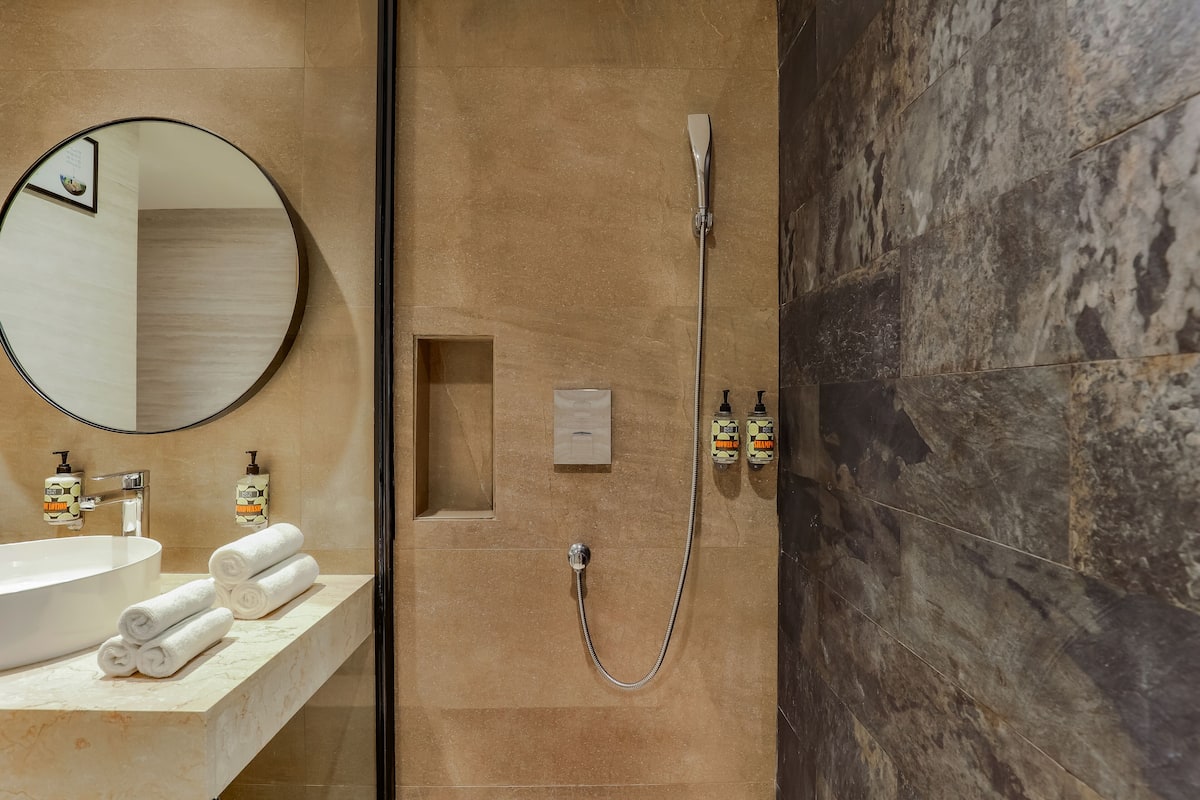 Shower, free toiletries, hair dryer