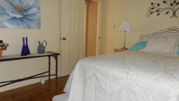 3 bedrooms, desk, WiFi, bed sheets