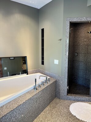 Bathtub, hair dryer, towels, soap - Home in the Bitterroots (Victor)