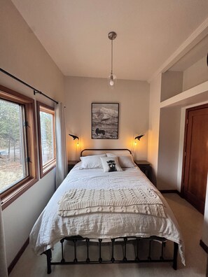 5 bedrooms, desk, iron/ironing board, WiFi