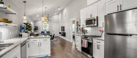 Refrigerador, microondas, horno y parrilla de estufa