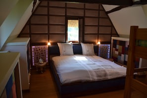 2 quartos, ferros/tábuas de passar roupa, berço de viagem