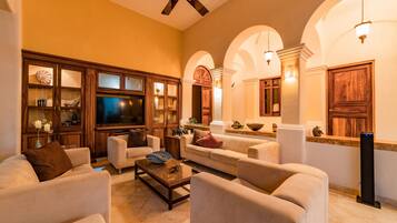 Een televisie en een stereo