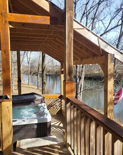 CreekView Cabin Retreat is Privately located on the Creek with a Jacuzzi & more
