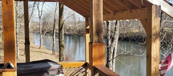 CreekView Cabin Retreat is Privately located on the Creek with a Jacuzzi & more