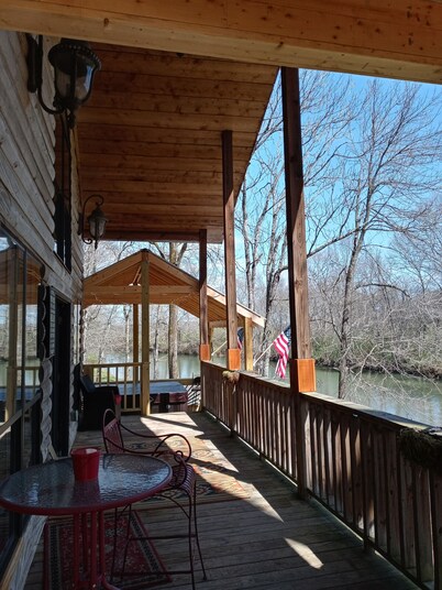 CreekView Cabin Retreat is Privately located on the Creek with a Jacuzzi & more