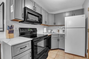 Fridge, microwave, oven, stovetop - SnowPine Condo, King Bed, Patio + Fireplace (Ellicottville)