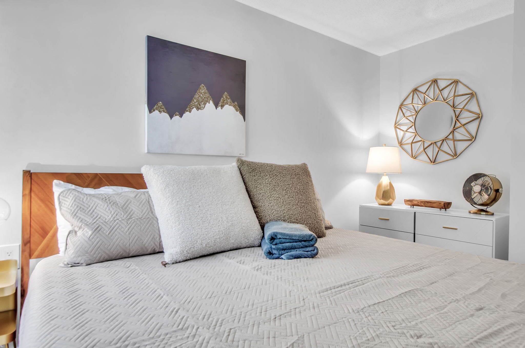 1 slaapkamer, een strijkplank/strijkijzer, wifi, beddengoed