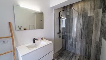 Regadera, secadora de cabello, toallas, papel de baño