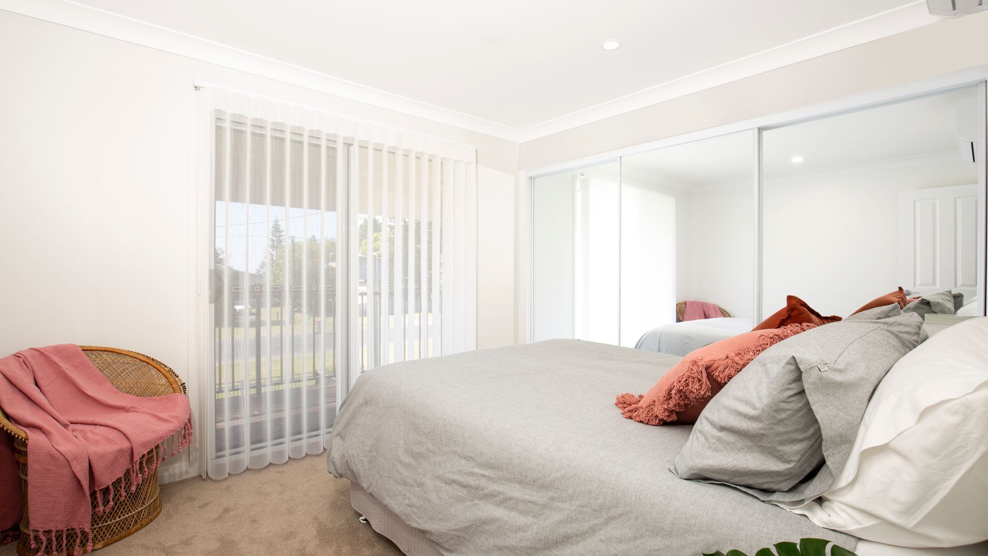 4 habitaciones, tabla de planchar con plancha y cuna de viaje 
