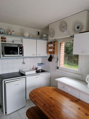 Kühlschrank, Mikrowelle, Herdplatte, Wasserkocher mit Kaffee-/Teezubehör