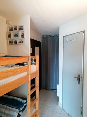 2 Schlafzimmer, Bügeleisen/Bügelbrett