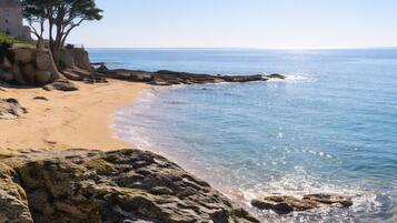 Plage, chaises longues