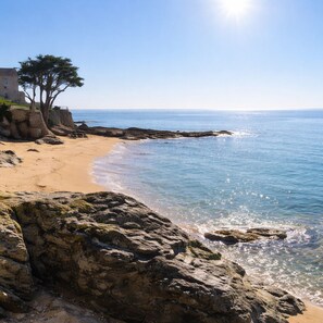 Sur la plage, chaise longue