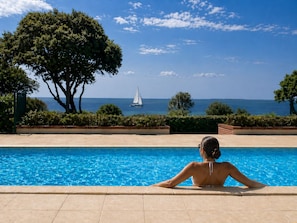 Una piscina al aire libre