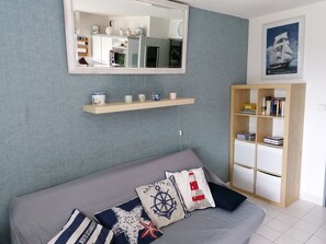 Fernseher, Tischtennisplatte, Bücher